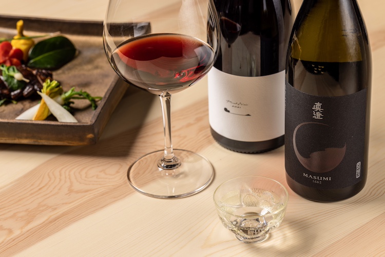 <p>ジビエを引き立てるための、日本酒やワインのペアリングも。「鹿尽くし」には、鹿肉に相性の良い日本酒「宮坂醸造 真澄 KURO」とワイン「ドメーヌ ソガ サン シミ カベルネソーヴィニヨン ムラサキ第七農場 2020」を用意。鹿肉の五種の仕立てそれぞれと組み合わせて味わうことで、異なるペアリングとして味わいの変化を感じることができる。また、「穴熊と寒干大根香味油」には、果実味と心地よい深みがあるワイン「アロース・コルトン・プルミエ・クリュ」をマリアージュ。</p>

