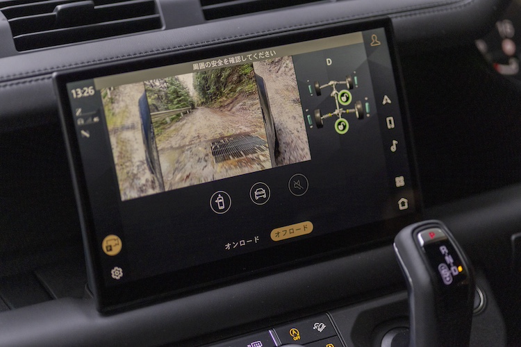 <p>センターディスプレーには周囲のリアルタイム映像を表示。右側ではディファレンシャルギアやサスペンションの状態を表示。</p>
