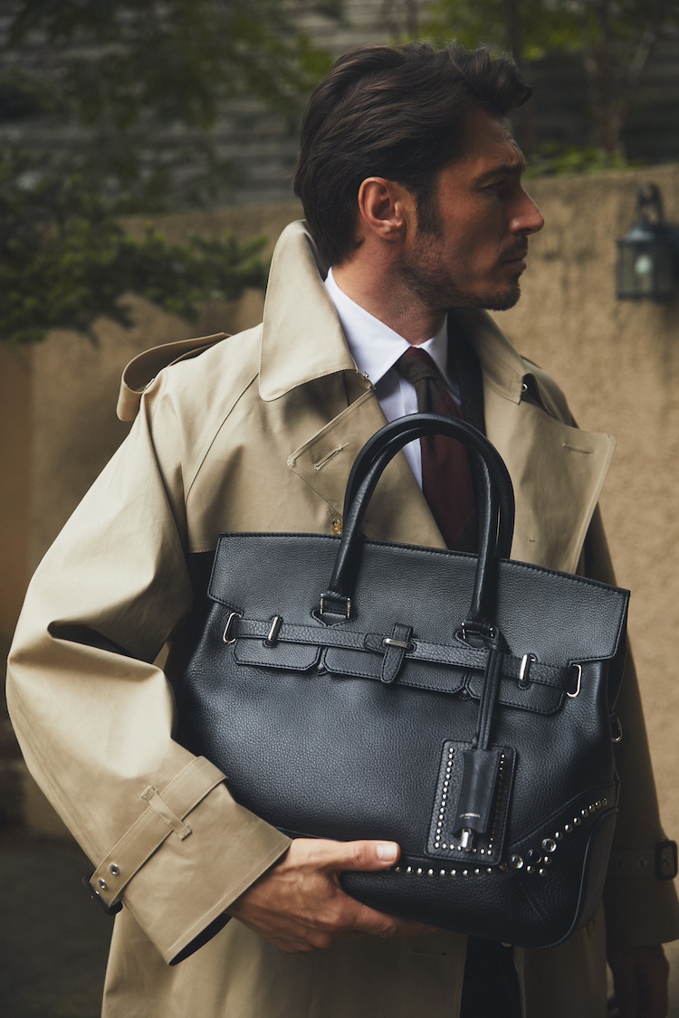 <p>1泊の出張やちょっとした遠出にも便利なボストンバッグ。W42×H35×D16cm。13万2000円</p>
