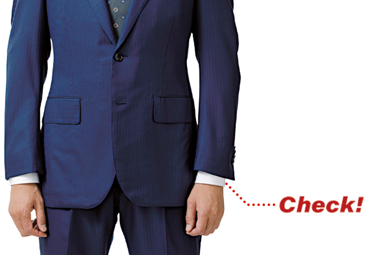 <p><strong>【Check!】ジャケットから袖口からシャツが1.5cmほど覗く袖丈か</strong></p>
