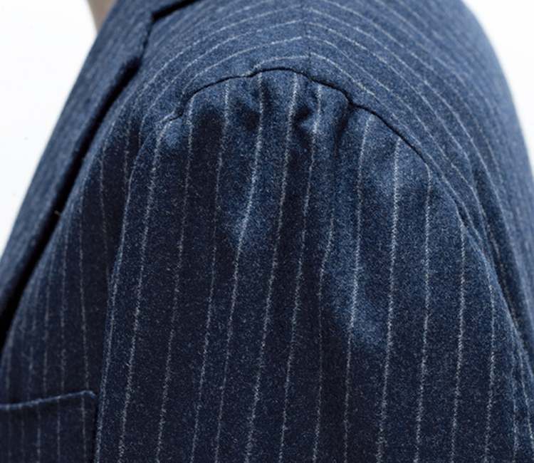 <p><strong><big>マ□カカミーチ□</big></strong><br />
ナポリ仕立て服によく見られる仕様で、イタリア語で「シャツ袖」を意味する。袖山に特有の縦線が生まれる。雨降らし袖と呼ばれることも。</p>
<p> </p>
<p><small>＜答え＞<br />
マニカカニーチャ</small></p>
