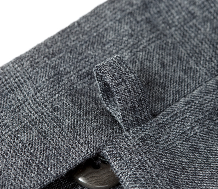<p><strong><big>バックルループ</big></strong><br />
パンツの前部分についた小さなループのこと。ベルトのバックルのピンを通すことで、バックルの位置がずれるのを防ぐ役割りがある。</p>
