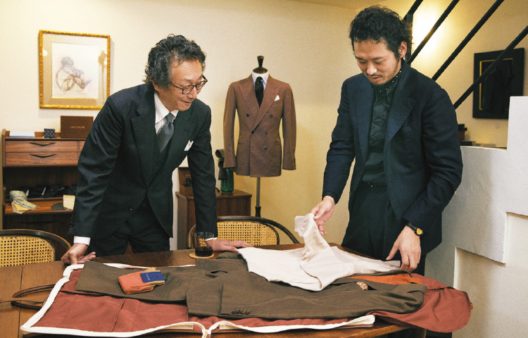 五十嵐さんが荒木さんにコーディネートを提案している様子