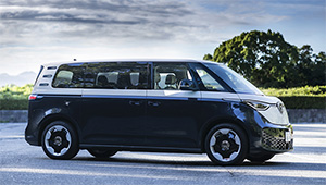往年の名車「ワーゲンバス」が電動で甦った！いま乗りたい〈ID.BUZZ〉