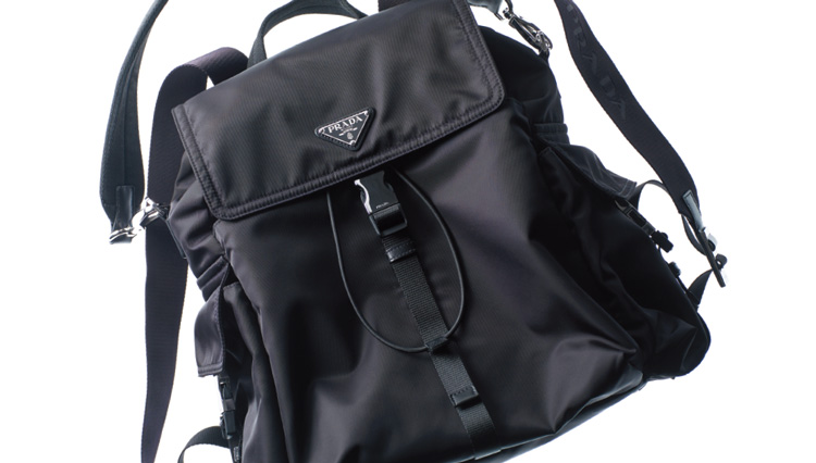 新しいラグジュアリーのシンボルになった〈Pradaの「プラダ エクスプローラ」バッグ〉