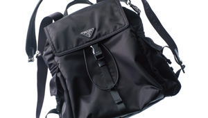 新しいラグジュアリーのシンボルになった〈Pradaの「プラダ エクスプローラ」バッグ〉