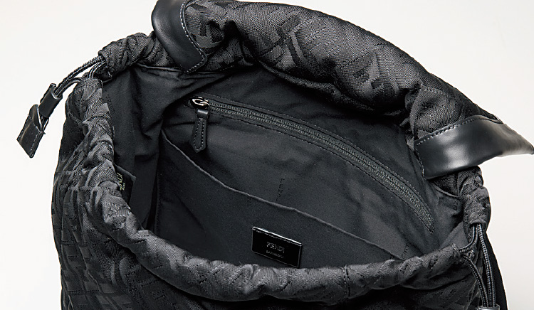 機能的なファブリックライニングを装備