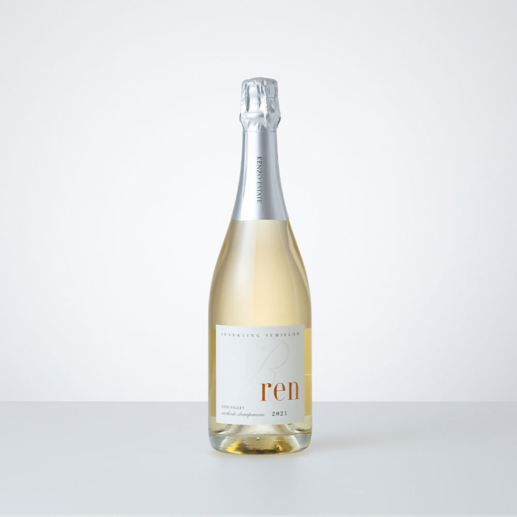 <p>限定生産4500本のスパークリングワイン「蓮 ren 2021」。梨や白い花の香りと繊細でシルキーな泡、柑橘のさわやかな味わいがディナーの始まりを盛り上げる。</p>
