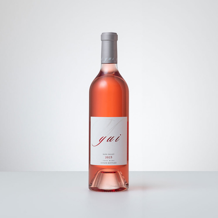 <p>年間生産量をごくわずかに限った希少なロゼワイン「結 yui 2024」。美しいローズピンクがテーブルに華やぎを添えつつ、チェリーや木苺の香り、清涼感あるドライな味わいで料理との相性も抜群。</p>
