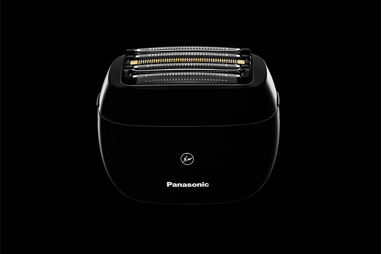 <p>漆黒のボディは、光を受けるたびに曲線が浮かぶ仕上げ。〈fragment〉を象徴する稲妻の刻印が静かなアクセントを添える。</p>
