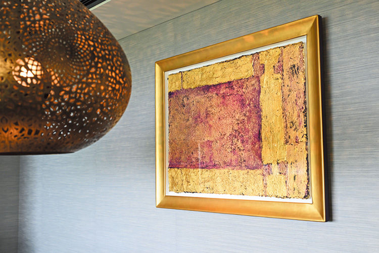 裕人礫翔氏の作品を、異国情緒あふれるモロッコランプが照らす