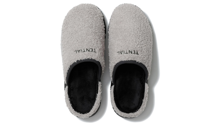 フラットなアウトソールが安定性と快適な歩行をサポート〈テンシャル〉