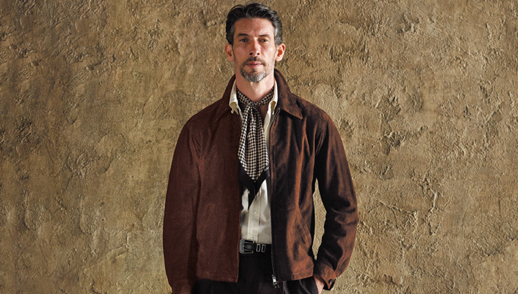 短丈レザーにワイドパンツ。定番が旬になる〈ポールスチュワート〉のシャツのように軽いブルゾン