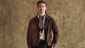 短丈レザーにワイドパンツ。定番が旬になる〈ポールスチュワート〉のシャツのように軽いブルゾン