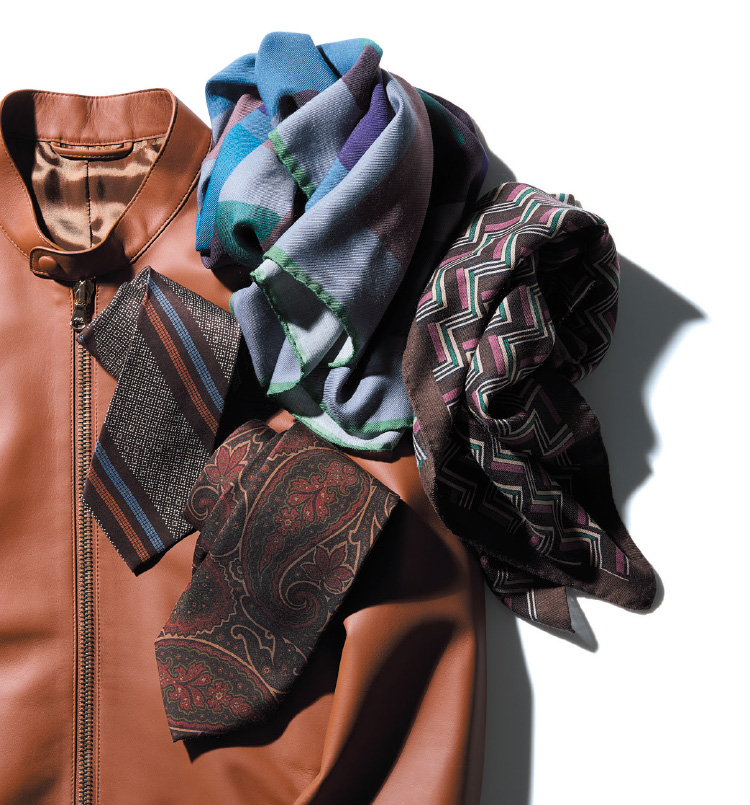 短丈レザーに品と華を添えるスカーフやネクタイ