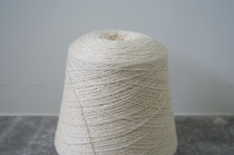 限界まで撚りをかけた異色のカシミア糸