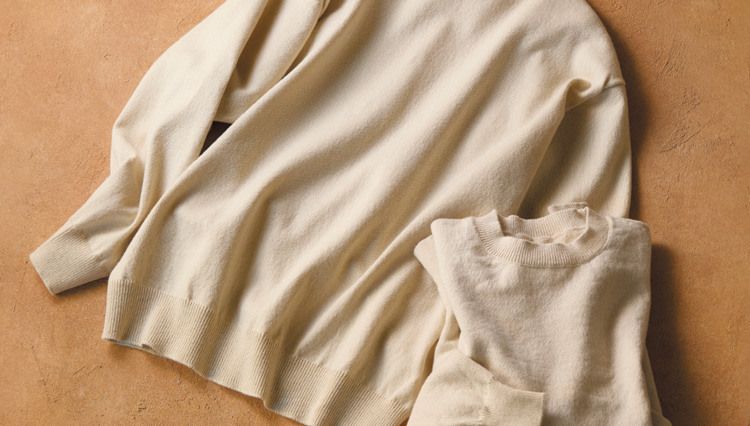 着倒すほどに美しい〈ヨネトミ〉のリジッドカシミアニット