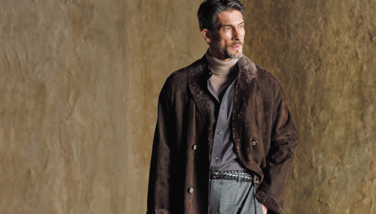 ムートンを品よく着る鍵は〈アルマーニ〉の冬素材パンツにあり