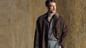 ムートンを品よく着る鍵は〈アルマーニ〉の冬素材パンツにあり