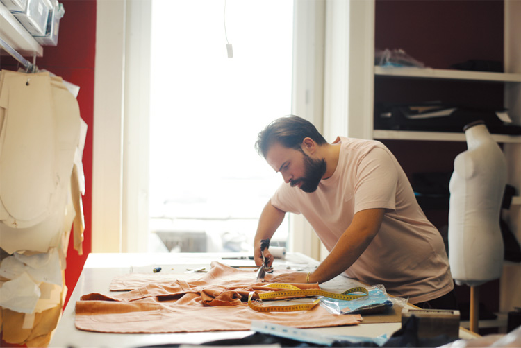 タリアトーレ（カッター）も30代（経験は20年）。新しいサルトリア ナポレターナの象徴だ。
