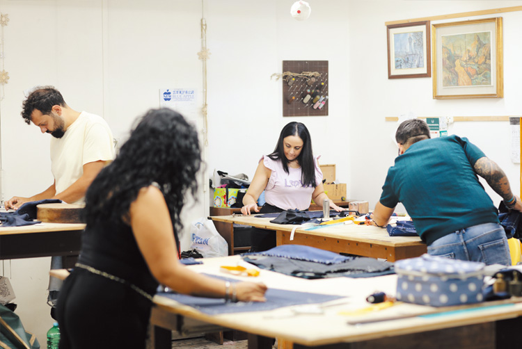 若者を家族のように迎え入れ、早い段階で責任を持たせるのがジェンナーロ氏流だ。