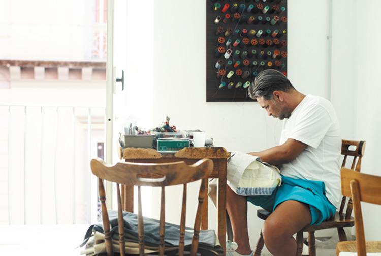 アジアから帰国した翌朝も、Tシャツとショーツ姿で真剣に針仕事に向き合っているサルヴァトーレ氏