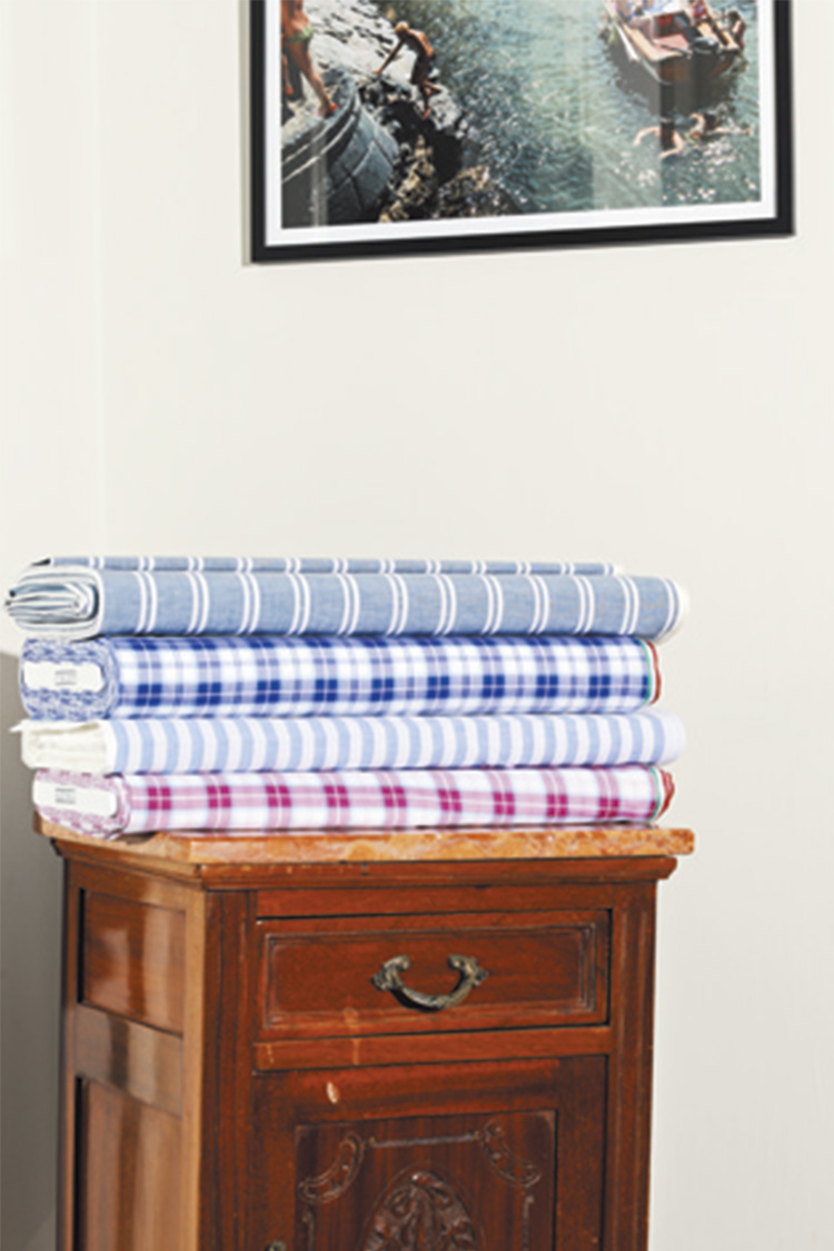 工房にはカルロ・リーヴァの生地がズラリと並ぶ