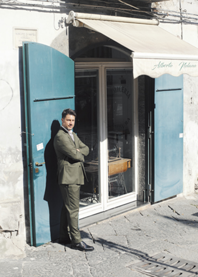 庶民の活気に満ちた下町エリアで、ナポリ固有の住居“バッソ”に工房を構える