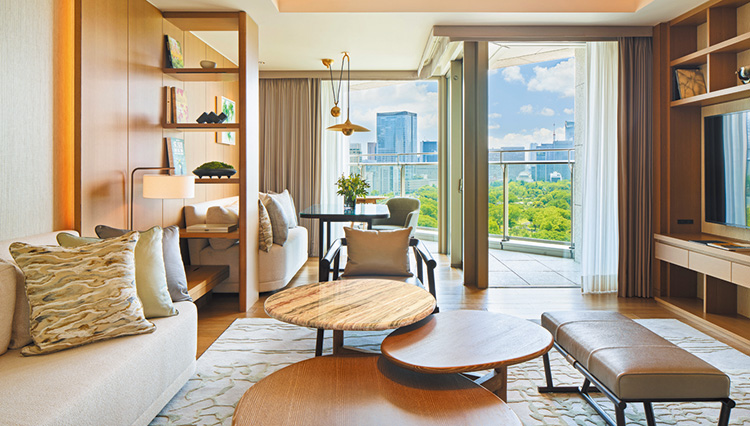 皇居外苑の景色を望み、ゆったり寛げる。パレスホテル東京のプレミアスイート