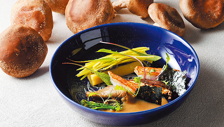 シェフが市場で買い付けた旬の食材が並ぶ。パレスホテル東京〈エステール by アラン・デュカス〉