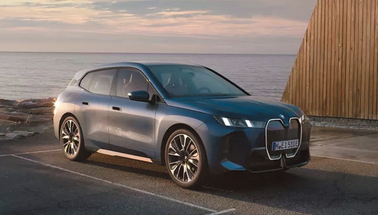 BMW iX モダンホテルに響く、新たなスタイル