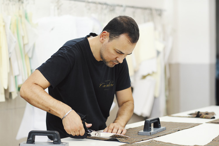 生地は手裁断で、その後の仕立ても完璧な柄合わせにこだわる。