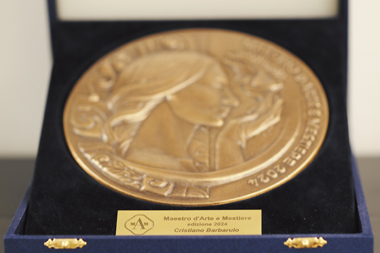 「マエストロ・ダルテ・エ・メスティエーレ」のメダル