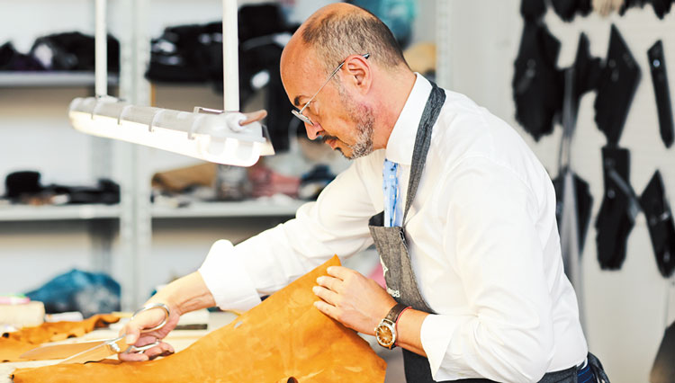 ナポリ人の手の感性が創造する3代続くナポリの〈ガラグローブス〉