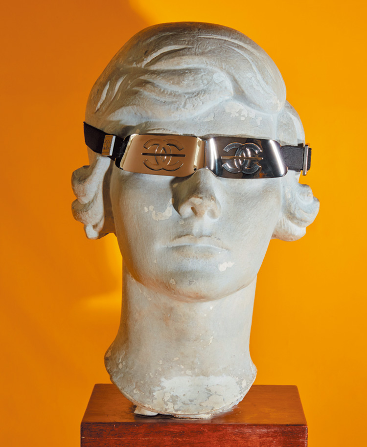 写真家ロー・エスリッジによるガブリエル・シャネルの遺品を写した展覧会