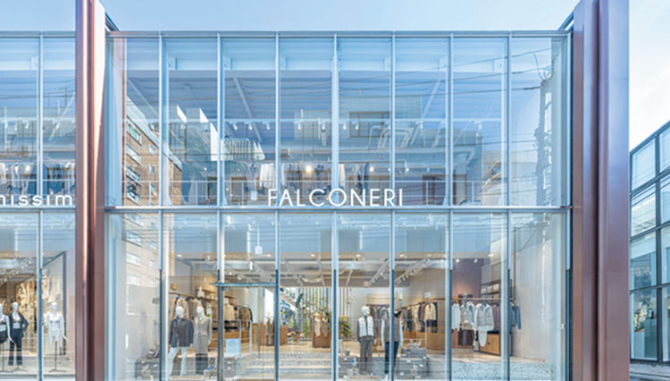 伊カシミアブランド「ファルコネーリ」が、青山に旗艦店をオープン