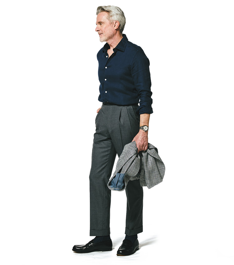 素材感にこだわるのが紺シャツ選びのポイント