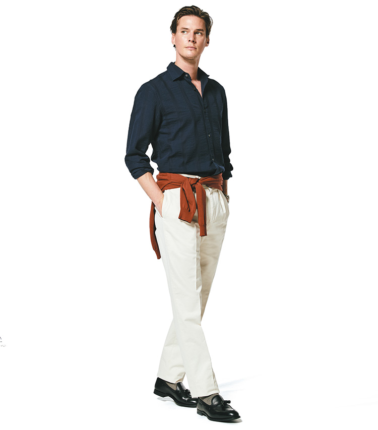 ホワイトパンツを合わせて夏らしい爽快感を