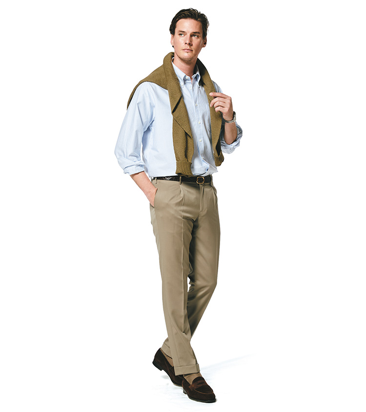 肩掛けニットは無造作感を大切に