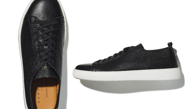 仕事服の解放はまず足元から。 “とはいえ品よく、が鉄則ゆえ守るべきは「７つのルール」”【前編】