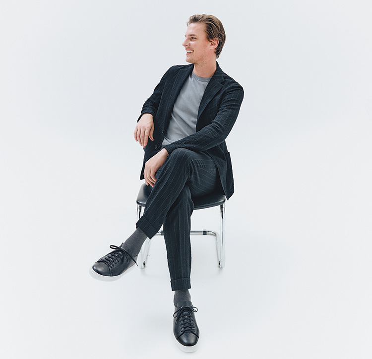 Tシャツじゃなく、ニットをイン