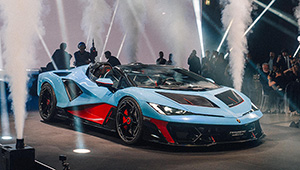 ハイブリッドV12が描くランボルギーニ史上最強のオープンカー。「Fenomeno Roadster」登場