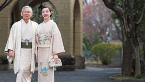 【パートナーと一緒ならもっとお洒落に】草刈雅代さん、周防正行さんの“ふたり”できもの