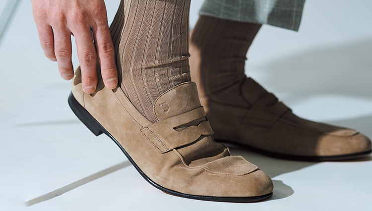 【エグゼクティブのための SHOES & BAG 】新・選びのヒント〈屈曲（フレックス）ローファーで、スーツ姿でも足元リラックス〉