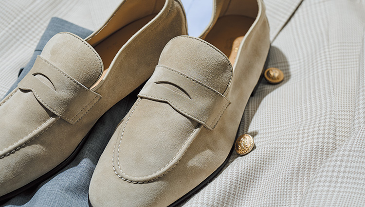 【エグゼクティブのための SHOES & BAG 】新・選びのヒント〈一枚（アンライン）ローファーで、夏ジャケットの清涼感が倍増〉