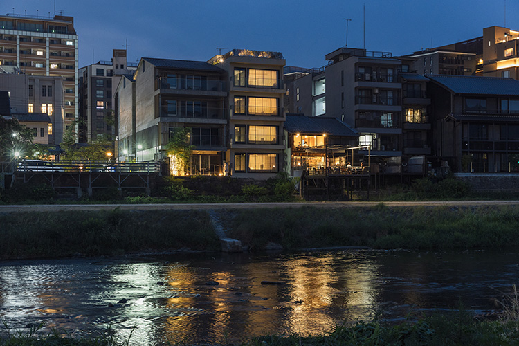 鴨川越しに望む〈Shizuru鴨川〉