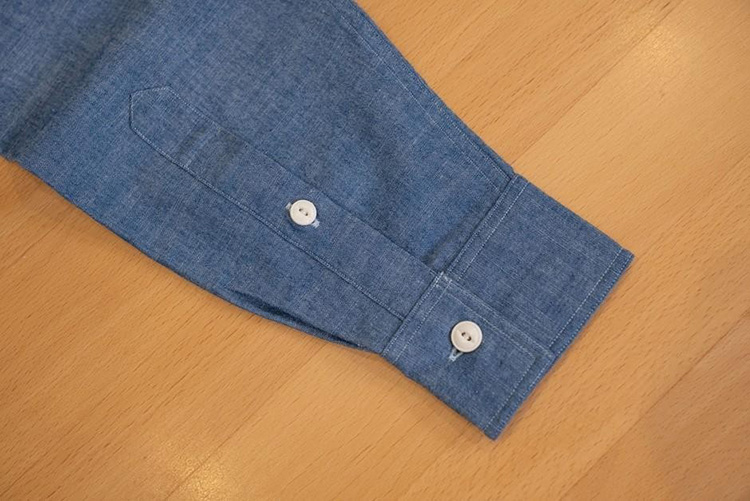シップスのドレスシャツにワークなエッセンスを注入