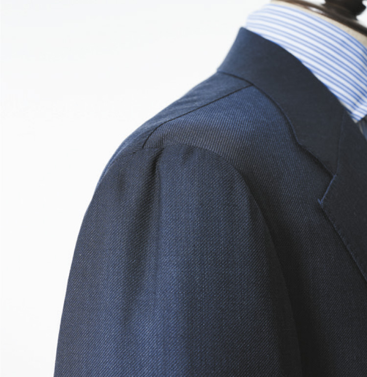 肩周りの柔らかい仕立て