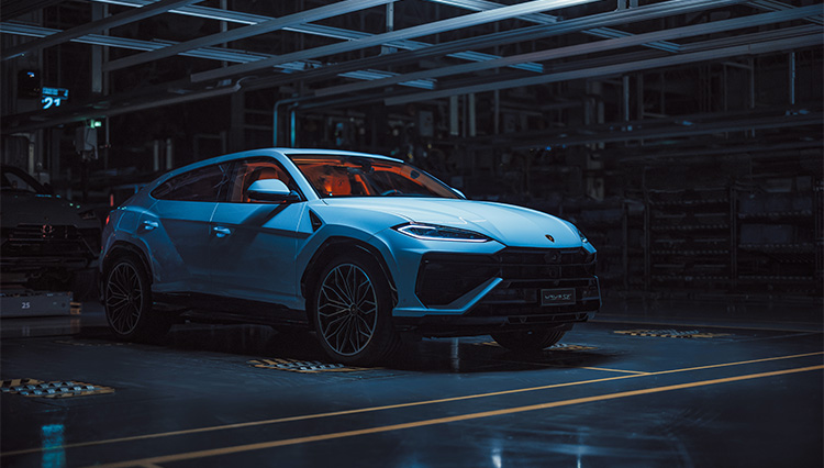 ホテルのエントランスでもゴルフ場でも、ラフな週末でも違和感なく馴染むラグジュアリーカー